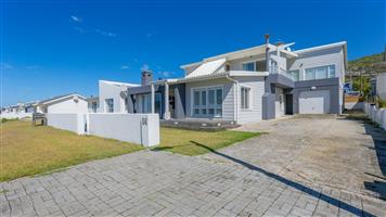 Versatile Coastal Retreat in Agulhas