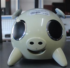 SHOX PIG SPEAKER WITH REMOTE AND POWER CABLE S062610Q