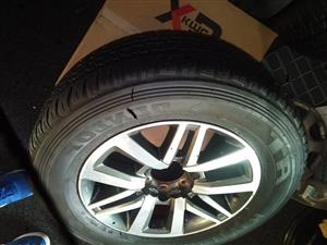 18inch Toyota Hilux/Fortuner original mag with used 265/60/18 tyre to use for sp