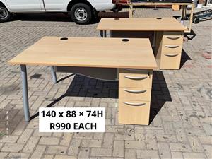 GOOD QUALITY OFFICE DESKS WITH DRAWERS 