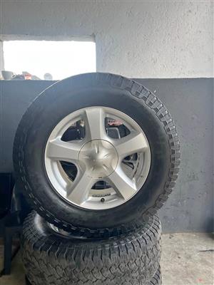 Isuzu 17 xrider set of rims 