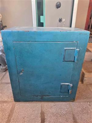Heavy duty firearm safe with shelving and key
