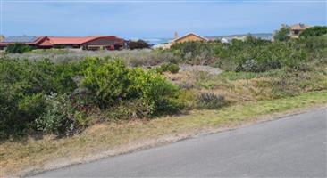 Prime 733m² Level Stand: Walk to the Beach & Golf Course!