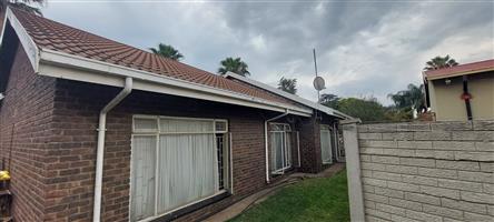 Three Bedroom Property for sale in Oos-Einde