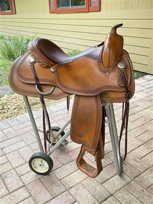 Beautiful Circle Y Reining saddle in excellent condition with very little wear. 