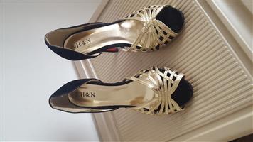 Ladies Heels Size 6 (Gold / Black +Red Soles)