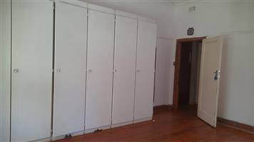 SHARED FLAT LARGE BEDROOM EN-SUITE AVAILABLE TO LET