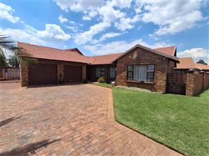 Charming 3-Bedroom Open-Plan Townhouse for Sale in Dunnottar