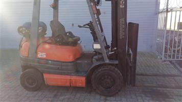 USED TOYOTA 6 SERIES 2.5 TON LP GAS FORKLIFT FOR SALE