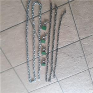 4 locks with 3 keys each plus over 5 meters of chain.   Very good condition.