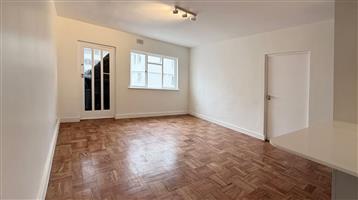 Sun-Filled & Central: Stylish 2-Bedroom Apartment in Sea Point