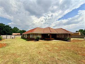 Spacious Family Home with Flatlet & Massive Yard – Endless Potential!