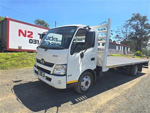 T665- 2016 HINO 300-814 FLATDECK BODY TRUCK