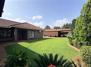 Stunning Family Home with Flatlet For Sale in Golfpark, Meyerton.