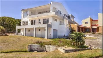 5 BEDROOMS, 5 BATHROOMS, IN QUIET CUL-DE-SAC WITH UNINTERRUPTED OCEAN VIEWS