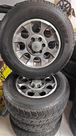 17inch Toyota Prado original mags with fairly new 265/65/17 Bridgestone Dueler AT set 