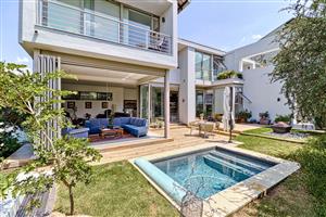 Modern 4 Bedroom house in Helderfontein Estate