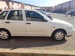 2000 polo play stock standard  with spare key and gear lock 
