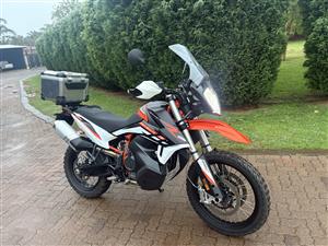 2021 KTM 890R