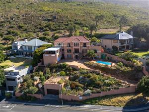 Exceptional Oranjezicht Development Opportunity with Iconic Views