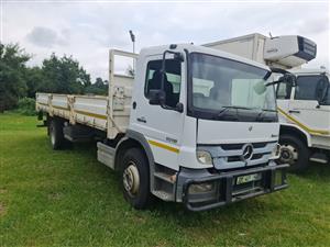 2011 Mercedes Benz 1518 8 ton dropside with taillift