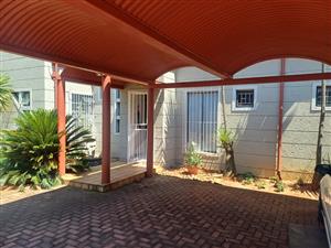 Townhouse For Sale in Birchleigh North