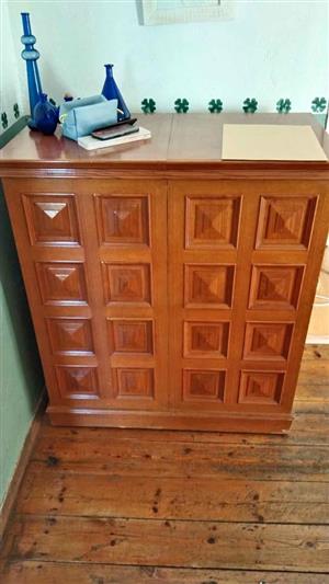 Vintage Solid Wood Style Cabinet / Drinks Cabinet – Good Condition
