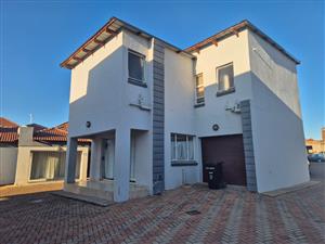 SpaciousTownhouse in a Secure Estate – Prime Bendor Location