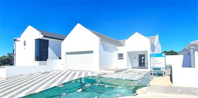 Brand new, light and bright modern home in Shelley Point Coastal Security Golf Estate