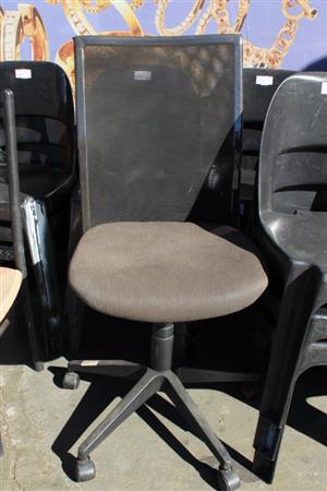 BLACK AND GREY OFFICE CHAIR(S066389A)