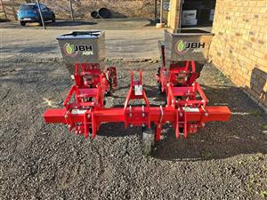 New 2 & 4 row mechanical planters for sale at Mad Farmer SA