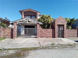 A 3 bedroom family home with flat let in Rosedale Uitenhage!