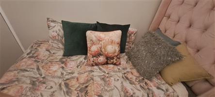 Single bed, linen, 2 standard pillows, 6 cushions, lamp, side table, blanket