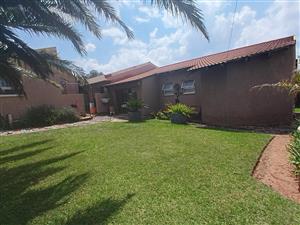 Entertainer’s Dream with Lush Garden, Poolside Living & Separate Flatlet