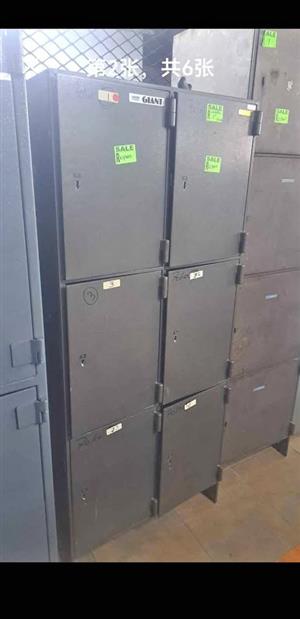 Giant 6 door safe with keys 