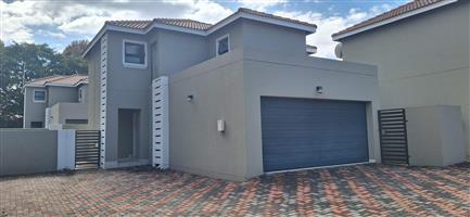 Townhouse For Sale in Brackenhurst