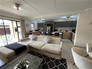 Upmarket 3-Bed, 2-Bath Townhouse with Free WiFi & Gym!