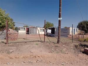 Stand with 3 room shack 