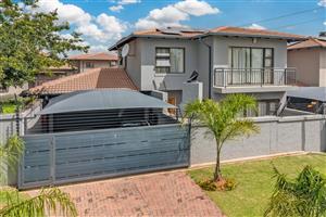 3 Bedroom cluster to let in Hugo St, Krugersdorp North