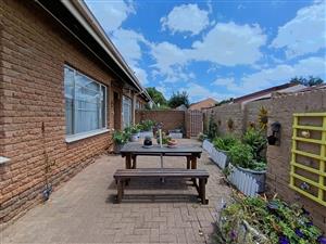 Townhouse For Sale in Pellissier
