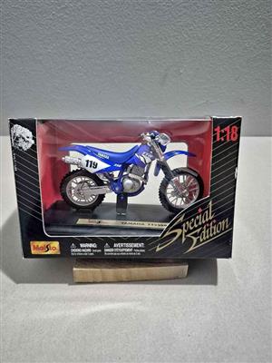 Maisto Special Edition 1:18 scale die-cast replica of a blue Yamaha TT-R 250 dirt bike
