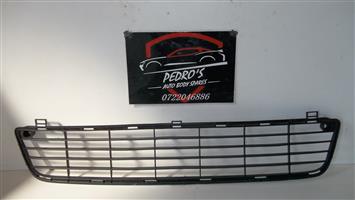 Toyota Hilux (D4D) VVTI front bumper lower center grille