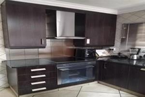 Townhouse For Sale in Rua Vista