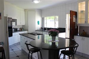 Beautiful 5 Bedroom house with swimming pool in Glen Marais