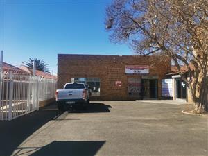 SHOP 54m2 : full retail with ON-SITE PARKING, CDB, SPRINGS