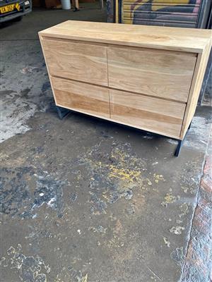 Oak chest of drawers