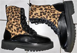 Women’s Size 5 Leopard Print Lace-Up Boots (Chunky Sole)