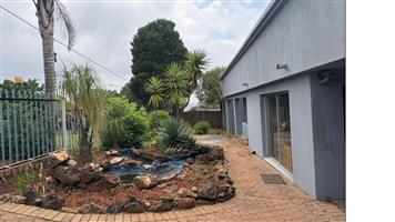 Neat 3 Bed house with 2 flatlets