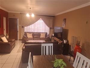 Modern 3-Bedroom, 2-Bathroom Apartment with Private Garden in Albemarle Ext 1