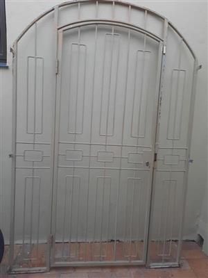 Complete Arched Security gate complete with lock and key - 208x142cm